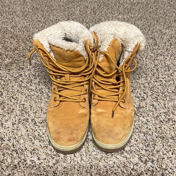 Winter boots - Picture 1 of 3